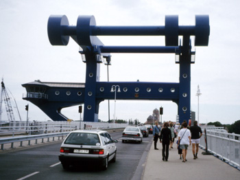 Zufahrt zur Insel über die Brücke in Wogast